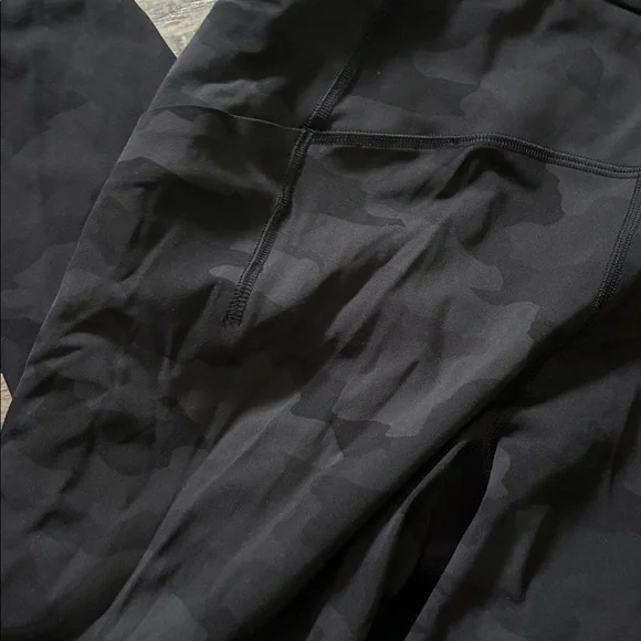Black Camouflage Leggings Lululemon - Picture 3 of 3